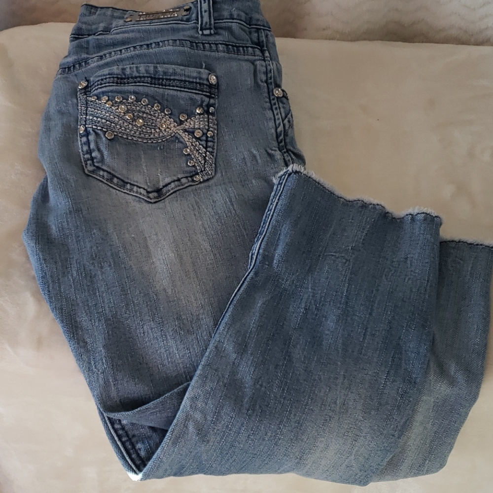 Liuce's cropped distressed jeans